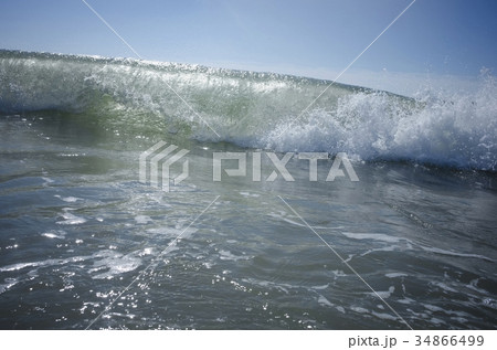 Waves on sunny day 34866499