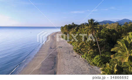 Australia, Queensland, Blue sky over coastline 34866692