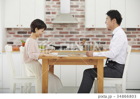 夫婦 食事 食卓 34866803