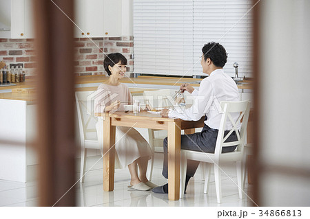 夫婦 食事 食卓 34866813