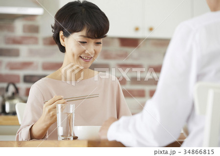 夫婦 食事 食卓 34866815