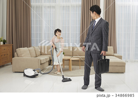 振り返っ表示 振り向く 夫婦 34866985