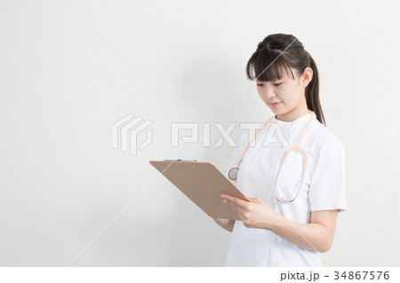 白衣を着た女性 白衣を着た女性 34867576