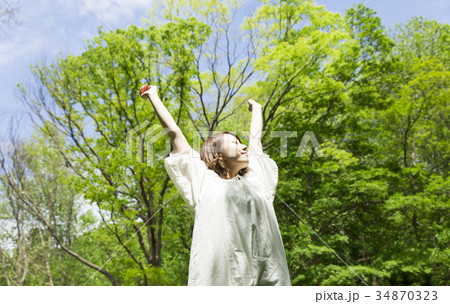 新緑の公園で背伸びをする女性 34870323
