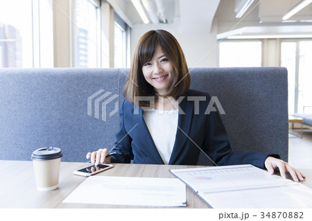 働く若い女性 ビジネスウーマン 働く若い女性 ビジネスウーマン 34870882