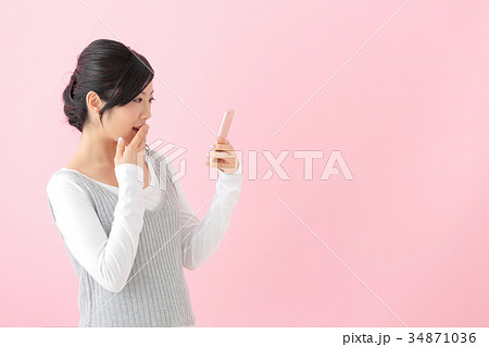 若い女の子　スマートフォン 34871036