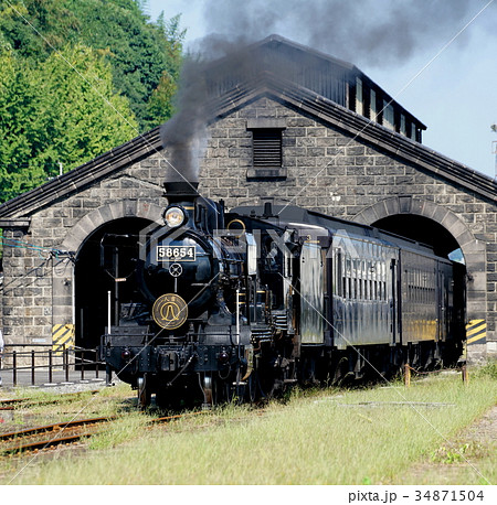 機関車庫から出るSL人吉　JR九州の肥薩線人吉駅 34871504