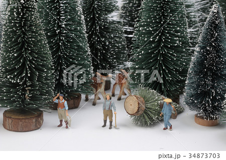 Small people with handsaw cutting 34873703