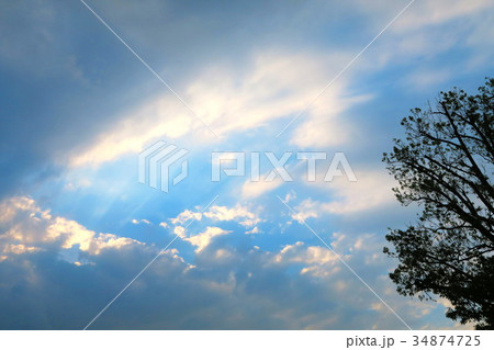 夕暮れの暗雲と青空 34874725
