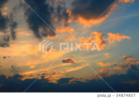 埼玉県川口市の夕焼け空（暗雲、黒雲） 34874857