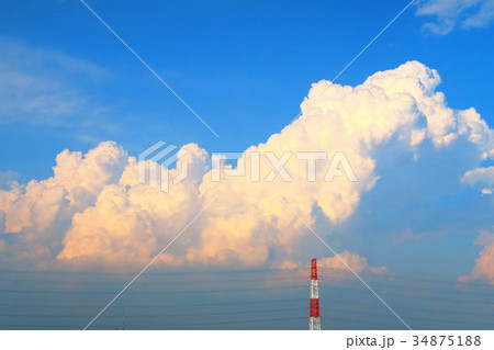 夕暮れの青空と入道雲の写真素材