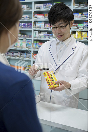 薬局で風邪薬を買う女性 34876357