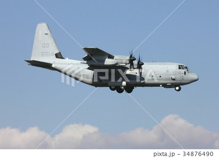 快晴の青空を飛行する米海兵隊の空中給油機KC-130Jハーキュリーズ 34876490