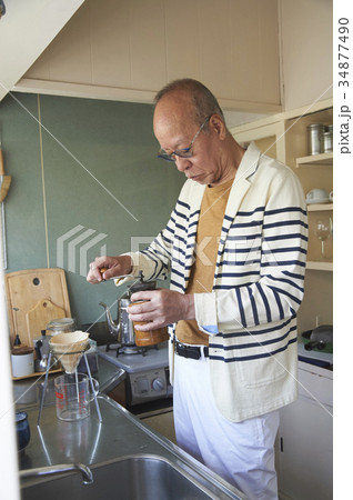 コーヒーを淹れるシニア男性 コーヒーを淹れるシニア男性 34877490