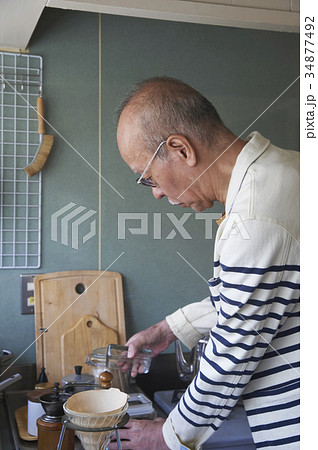 コーヒーを淹れるシニア男性 34877492