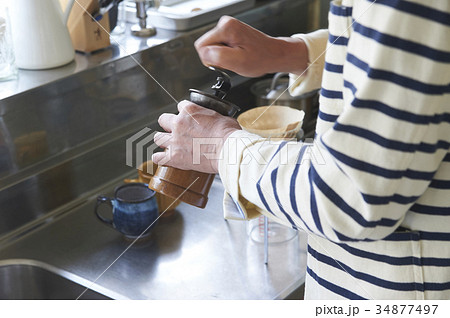 コーヒーを淹れるシニア男性 34877497