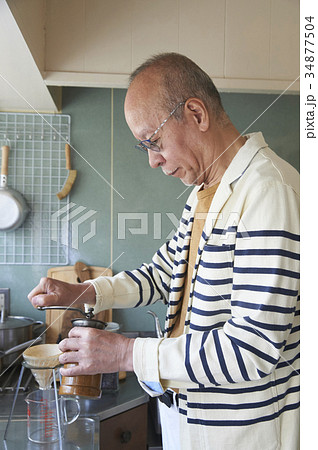 コーヒーを淹れるシニア男性 34877504