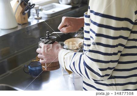 コーヒーを淹れるシニア男性 34877508