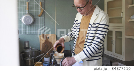 コーヒーを淹れるシニア男性 34877510