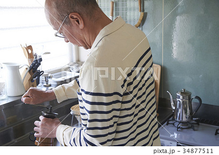 コーヒーを淹れるシニア男性 34877511