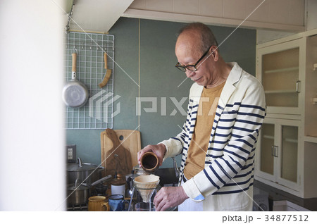 コーヒーを淹れるシニア男性 34877512
