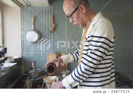 コーヒーを淹れるシニア男性 34877515