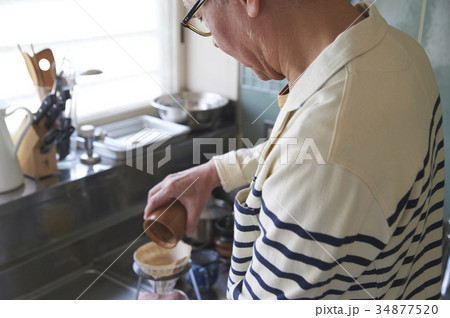 コーヒーを淹れるシニア男性 34877520