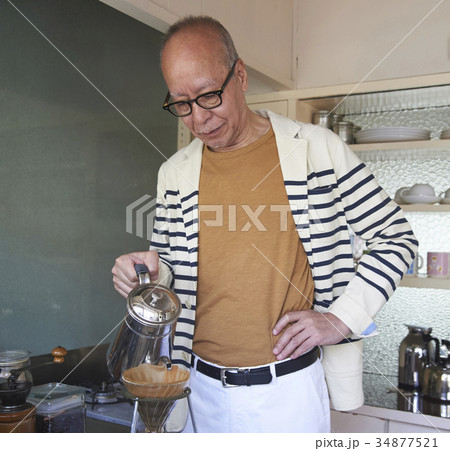 コーヒーを淹れるシニア男性 コーヒーを淹れるシニア男性 34877521