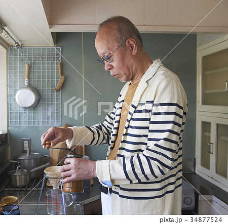 コーヒーを淹れるシニア男性 34877524