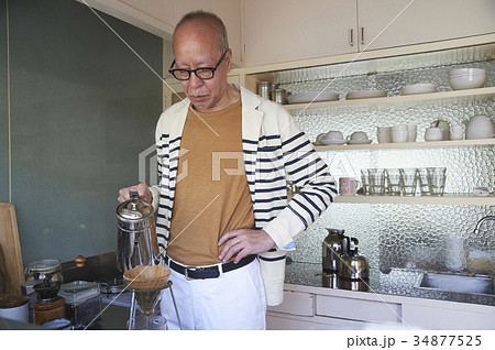 コーヒーを淹れるシニア男性 34877525
