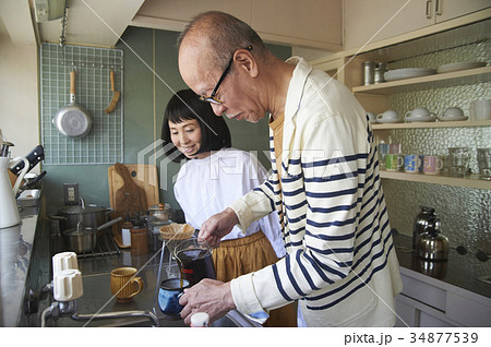 コーヒーを淹れるシニアカップル 34877539