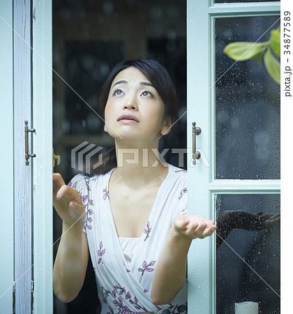 雨の日　自宅で過ごす女性 34877589