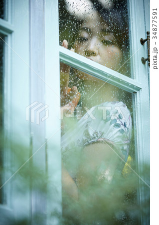 雨の日　自宅で過ごす女性 34877591