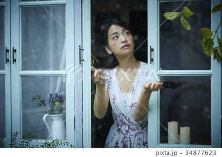 雨の日　自宅で過ごす女性 34877623