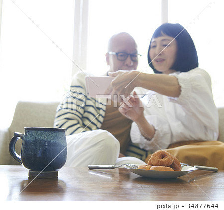 シニア夫婦 コーヒータイム スマホ 撮影 シニア夫婦 コーヒータイム スマホ 撮影 34877644
