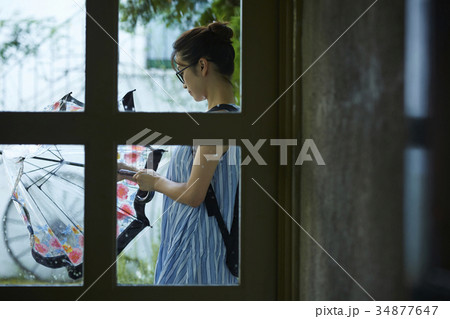 雨の日 お出かけをする女性 雨の日 お出かけをする女性 34877647