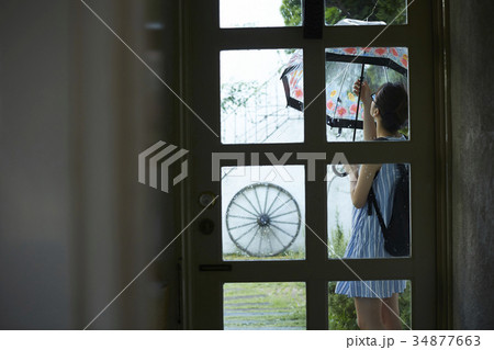 雨の日　お出かけをする女性 34877663