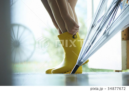 雨の日　レインブーツ　コーデを楽しむ女性 34877672