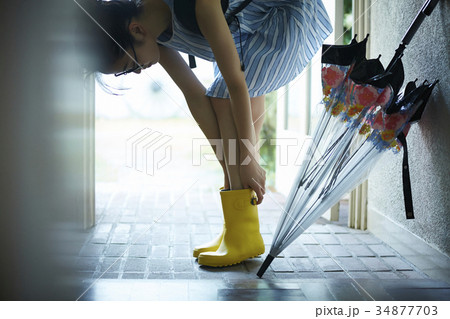 雨の日　レインブーツ　コーデを楽しむ女性 34877703
