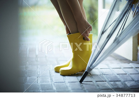雨の日　レインブーツ　コーデを楽しむ女性 34877713