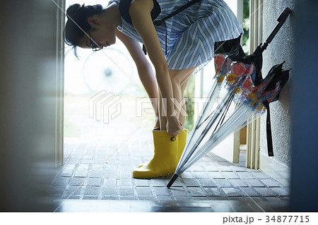 雨の日　レインブーツ　コーデを楽しむ女性 34877715