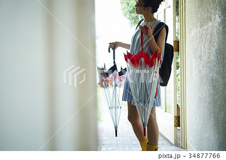 雨の日　コーデを楽しむ女性 34877766