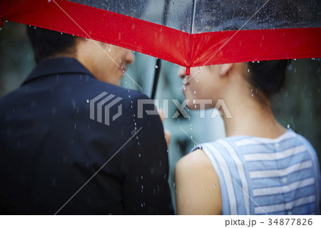 雨の中を歩くカップルの写真素材 [34877826] - PIXTA