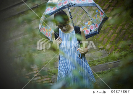 雨の日 お出かけをする女性 雨の日 お出かけをする女性 34877867