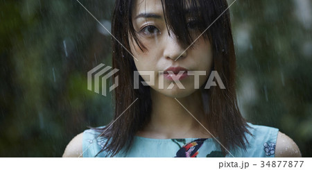 雨に打たれる女性 34877877