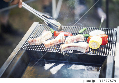 バーベキューを作る 34877879