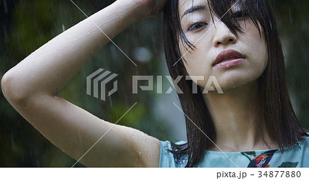 雨に打たれる女性 34877880
