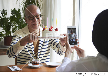 記念日の撮影をするシニア夫婦 記念日の撮影をするシニア夫婦 34877883