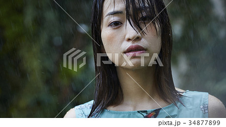 雨に打たれる女性 34877899