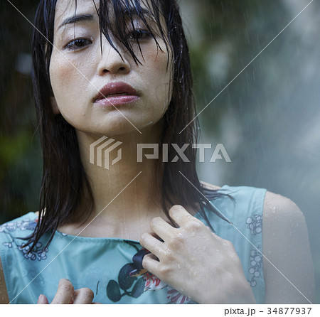 雨に打たれる女性の写真素材